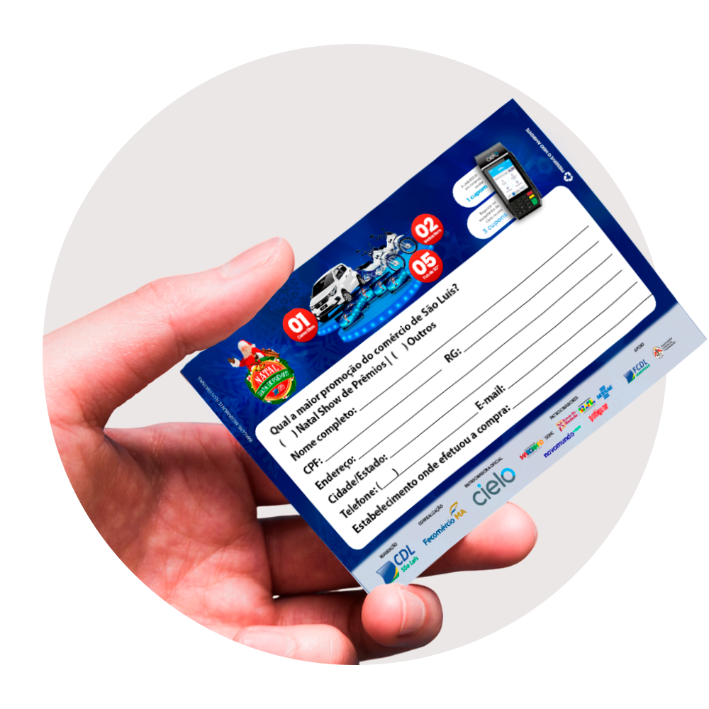 Mão esquerda segurando um cupom preenchido