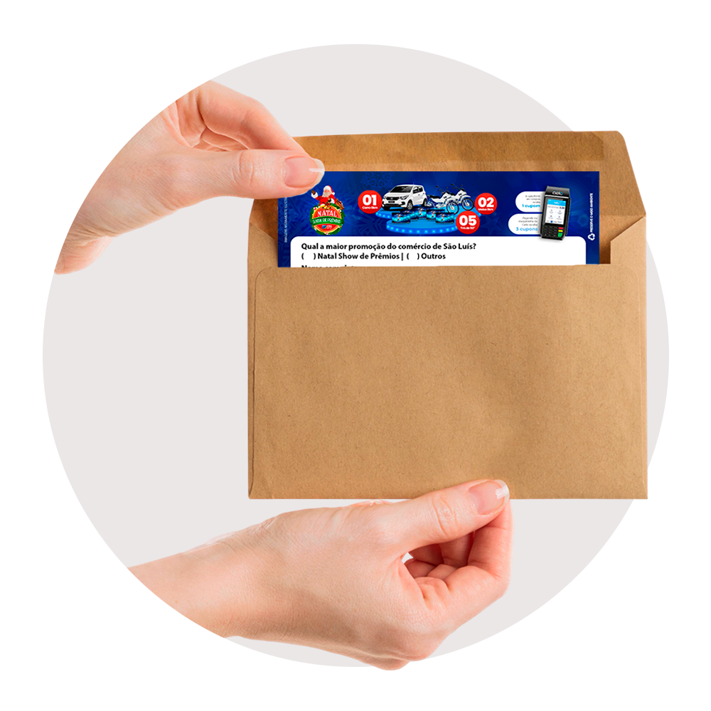 Pessoa colocando cupom dentro de um envolope bege